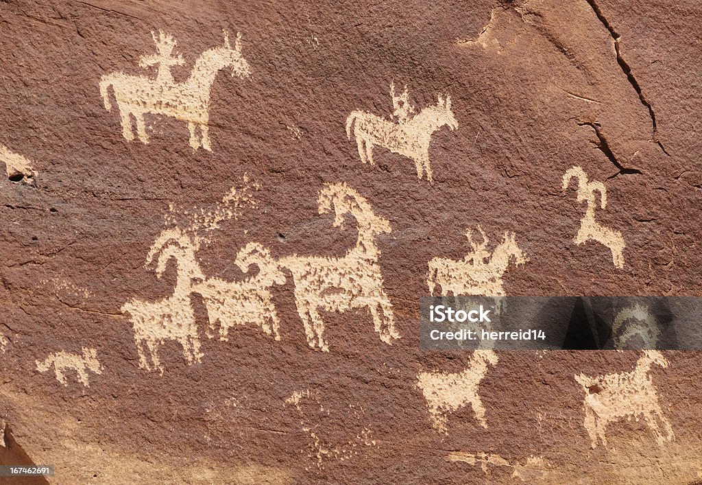 Ute Petroglyphs en parque nacional de los arcos - Foto de stock de Carnero de las Rocosas libre de derechos