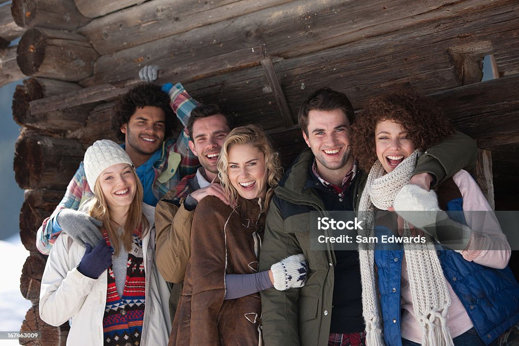 Retrato de sorrindo amigos na parede da cabine inclinada - Foto de stock de 20-24 Anos royalty-free