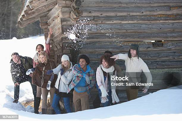 Retrato De Sorrir Os Seus Amigos Atirando Bolas Na Frente Da Cabine - Fotografias de stock e mais imagens de Neve