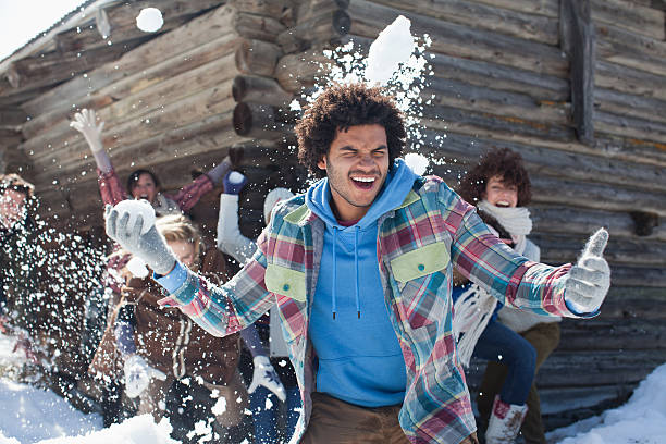amigos, desfrutando de guerra de bola de neve - snowball snow play throwing - fotografias e filmes do acervo