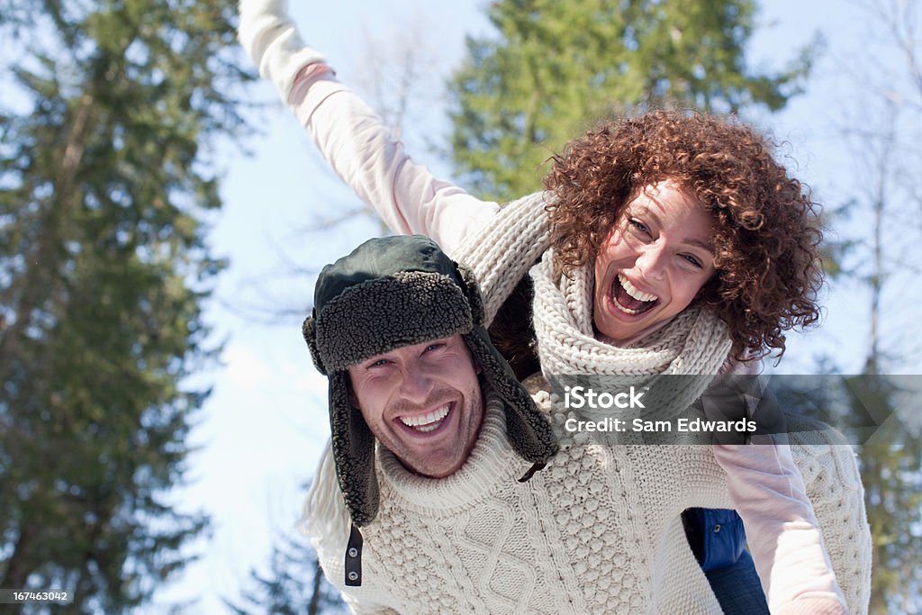 Entusiasti coppia piggybacking - Foto stock royalty-free di 20-24 anni