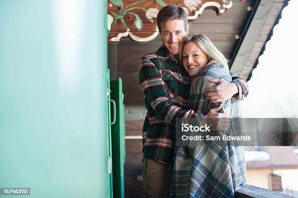 Sorridente Casal Agarrar Na Cabine Varanda - Fotografias de stock e mais imagens de 25-29 Anos - 25-29 Anos, 30-34 Anos, 30-39 Anos