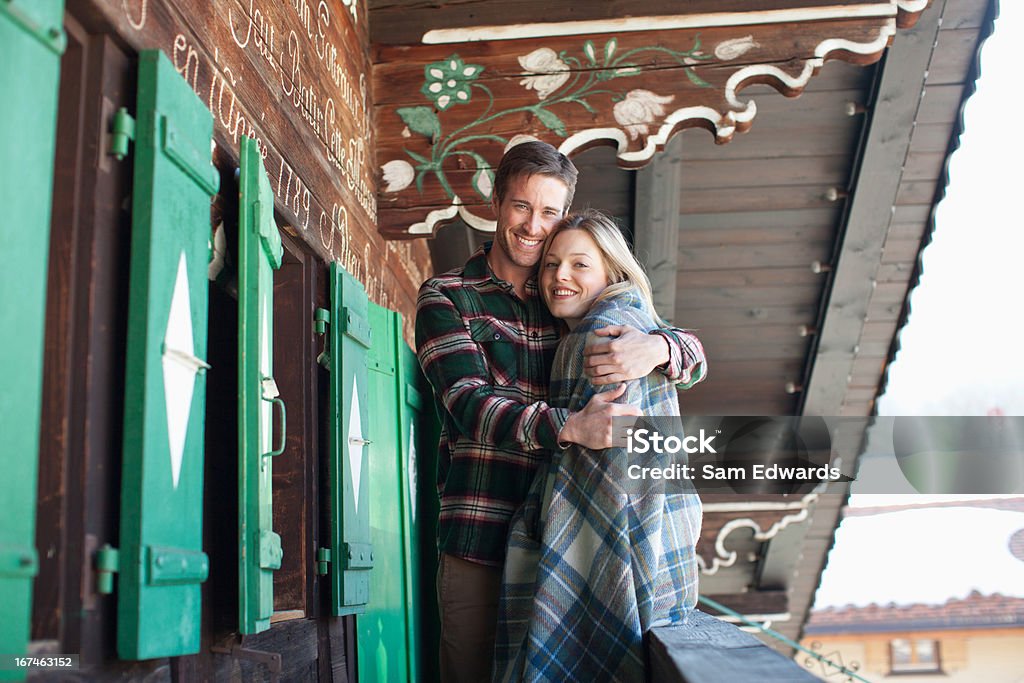 Souriant couple embrassant sur la cabine Porche - Photo de 25-29 ans libre de droits