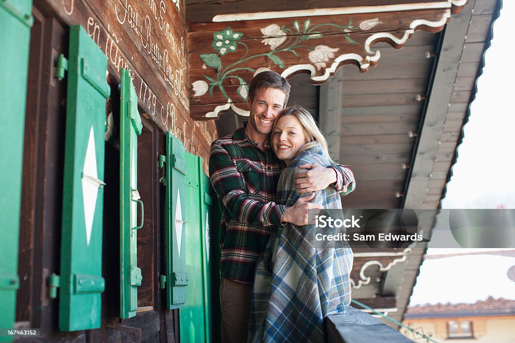 Sorrindo casal abraçando na cabine Varanda - Foto de stock de 25-30 Anos royalty-free