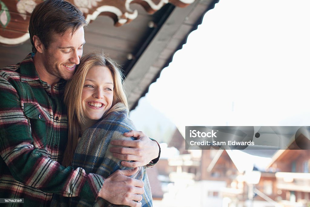 Souriant couple embrassant sur la cabine Porche - Photo de 25-29 ans libre de droits