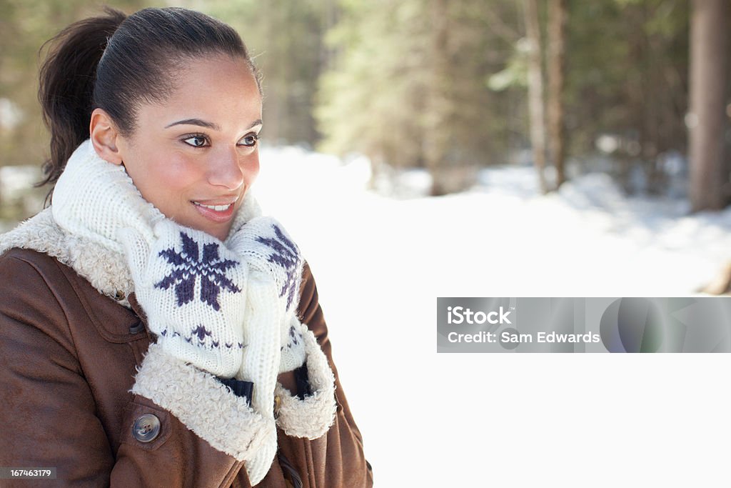Mujer sonriente en madera nival - Foto de stock de 30-34 años libre de derechos
