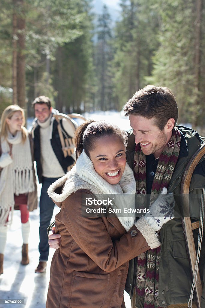 Retrato de casal sorridente com trenó de neve floresta - Foto de stock de 20-24 Anos royalty-free