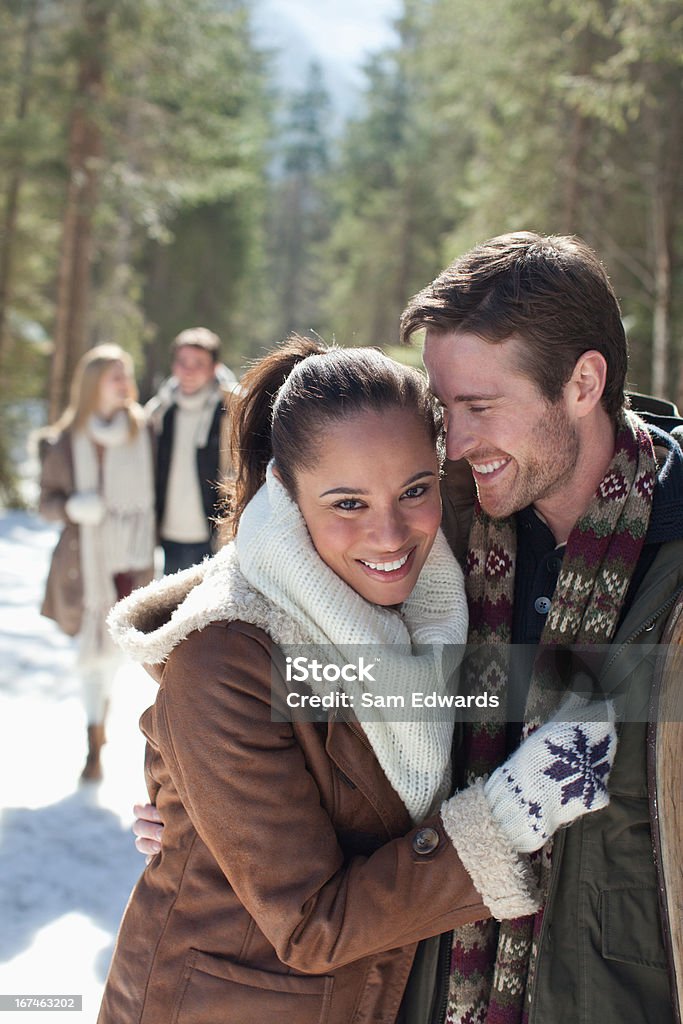 Retrato de casal sorridente com trenó de neve floresta - Foto de stock de Inverno royalty-free