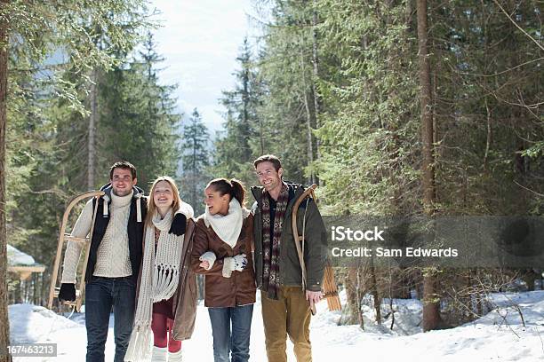 Sorridente Coppia Camminare Nei Boschi - Fotografie stock e altre immagini di 20-24 anni - 20-24 anni, 25-29 anni, 30-34 anni