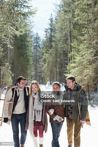 Sonriente Pareja Caminando En El Bosque Foto de stock y más banco de imágenes de 20-24 años - 20-24 años, 25-29 años, 30-34 años