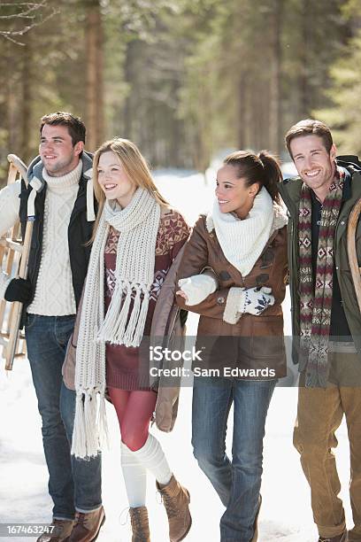 笑顔で歩くカップルの森 - 20-24歳のストックフォトや画像を多数ご用意 - 20-24歳, 25-29歳, 30-34歳
