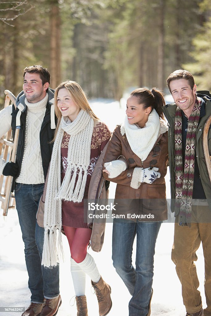 Casais sorridentes de caminhada em Bosque - Foto de stock de 20-24 Anos royalty-free