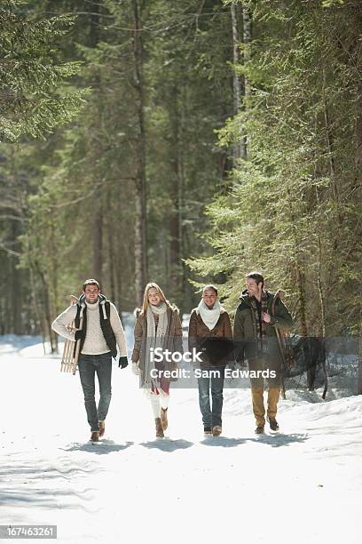 Lächelnd Paar Walking Im Wald Stockfoto und mehr Bilder von 20-24 Jahre - 20-24 Jahre, 25-29 Jahre, 30-34 Jahre