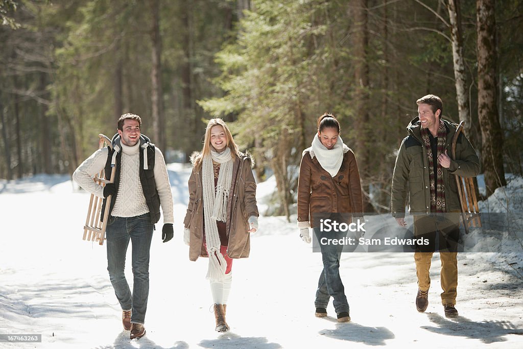 미소 커플 도보여행에 woods - 로열티 프리 걷기 스톡 사진