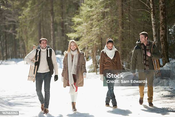 미소 커플 도보여행에 Woods 걷기에 대한 스톡 사진 및 기타 이미지 - 걷기, 우정, 20-24세