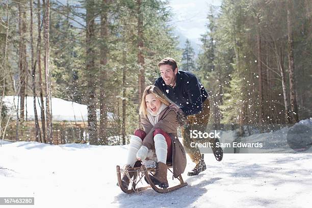 Trenó Puxado Por Casal Sorridente Na Neve - Fotografias de stock e mais imagens de 25-29 Anos - 25-29 Anos, 30-34 Anos, 30-39 Anos