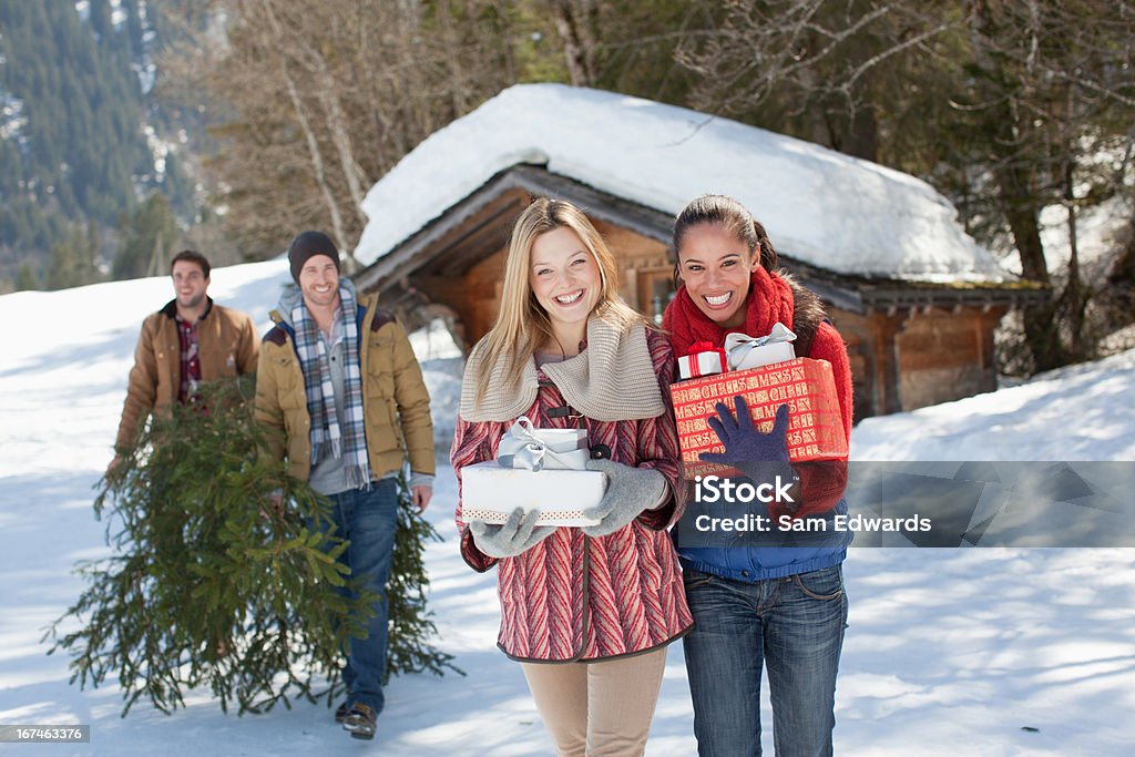Retrato de sorrir pares com um corte Natal - Royalty-free 20-24 Anos Foto de stock