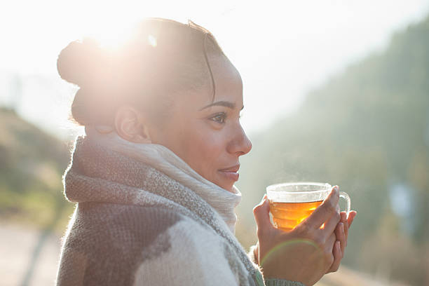 primer plano de mujer sonriente bebiendo té al aire libre - tea women cup drinking fotografías e imágenes de stock