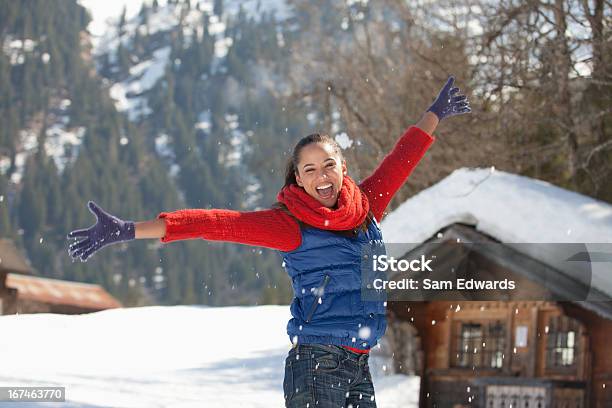 Glückliche Frau Wirft Schnee Stockfoto und mehr Bilder von Frauen - Frauen, Eine Frau allein, Winter