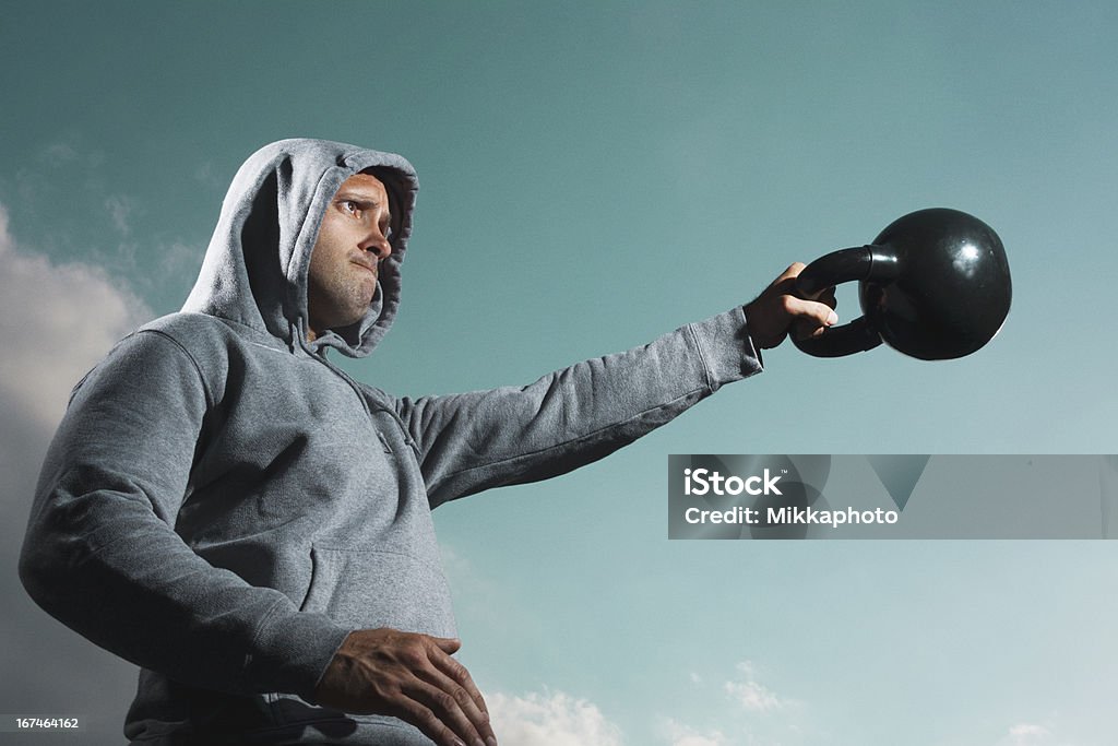 Homem a trabalhar fora com kettlebell - Royalty-free Adulto Foto de stock