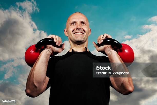 Foto de Homem Trabalhando Com Kettlebell e mais fotos de stock de Adulto - Adulto, Articulação humana, Atleta