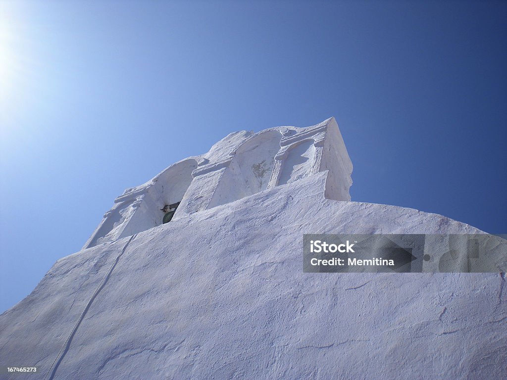 Divine whiteness: Tradicional indigo branco belltower Ortodoxa - Foto de stock de Arquitetura royalty-free