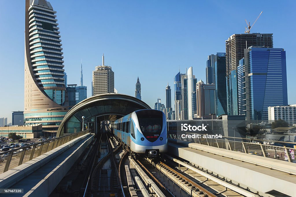 Dubai Metro. vue sur la ville depuis le métro de voiture - Photo de Affaires libre de droits