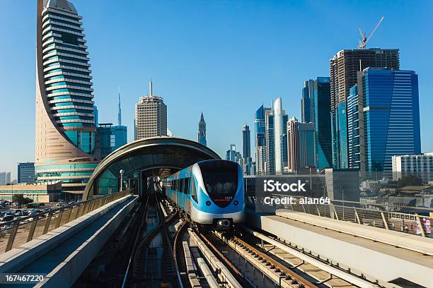 Photo libre de droit de Dubai Metro Vue Sur La Ville Depuis Le Métro De Voiture banque d'images et plus d'images libres de droit de Affaires