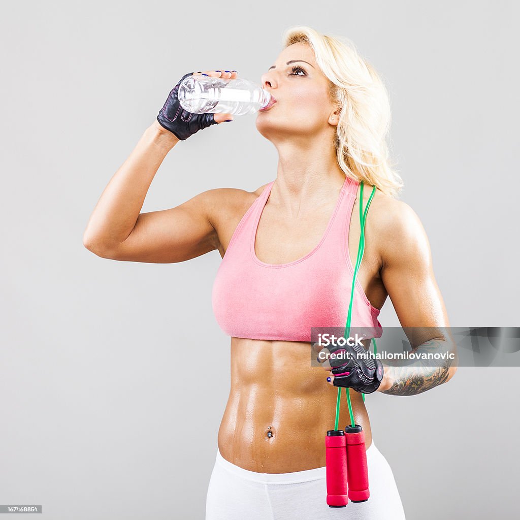 Fitness donna acqua potabile - Foto stock royalty-free di Abbigliamento sportivo