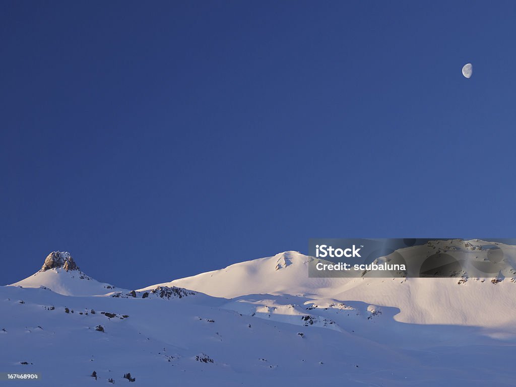 Inverno paesaggio alpino con luna - Foto stock royalty-free di Alpi