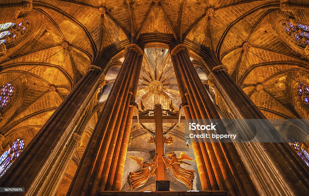 Cross anjos colunas de pedra em estilo Gótico de Barcelona Catedral Basílica da Espanha Católica - Foto de stock de Arquitetura royalty-free