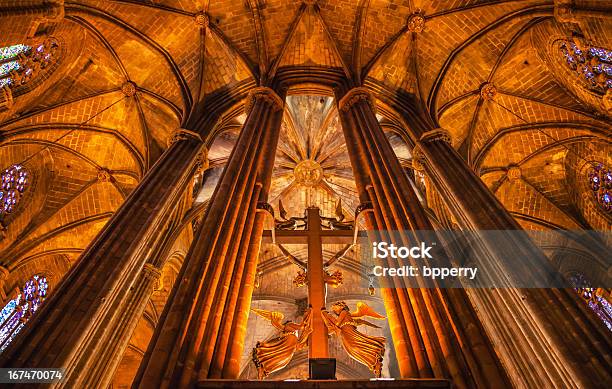 Foto de Cross Anjos Colunas De Pedra Em Estilo Gótico De Barcelona Catedral Basílica Da Espanha Católica e mais fotos de stock de Arquitetura