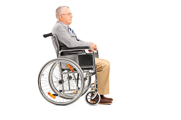 senior homme posant pour personnes à mobilité réduite en fauteuil roulant - physical injury men orthopedic equipment isolated on white photos et images de collection