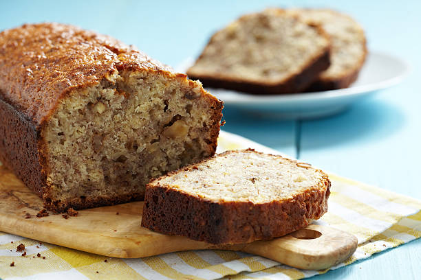 tranches de pain aux bananes et noix - walnut bread photos et images de collection