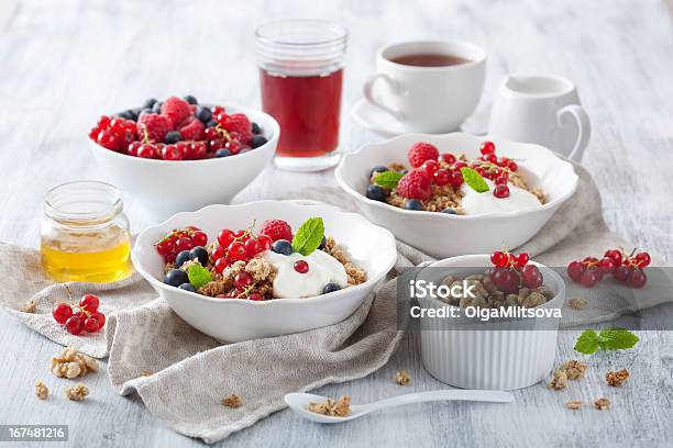 Zdrowe Śniadanie Z Jogurtu I Granola - zdjęcia stockowe i więcej obrazów Bez ludzi - Bez ludzi, Biały, Czarna jagoda