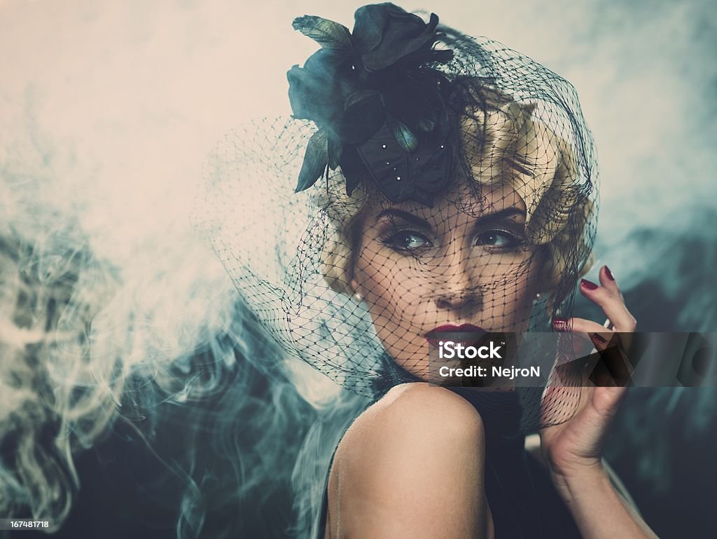 Elegante mulher retro loiro vestindo Chapéu com Véu pouco - Royalty-free Mulheres Foto de stock