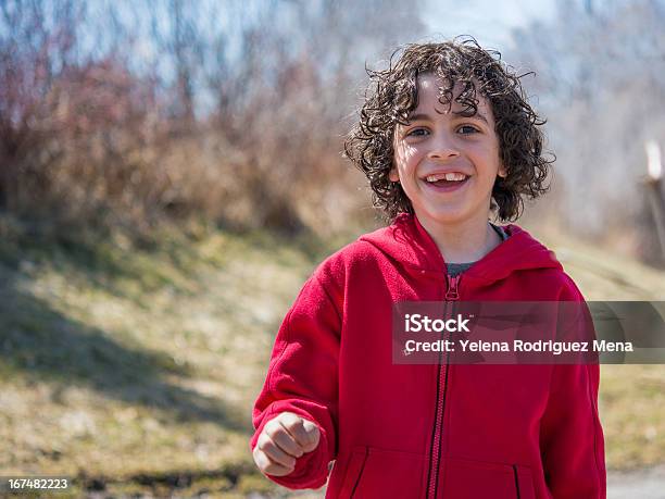 Hiszpan Dziecko Spaceru W Parku - zdjęcia stockowe i więcej obrazów Chłopcy - Chłopcy, Kręcone włosy, Ludzkie włosy