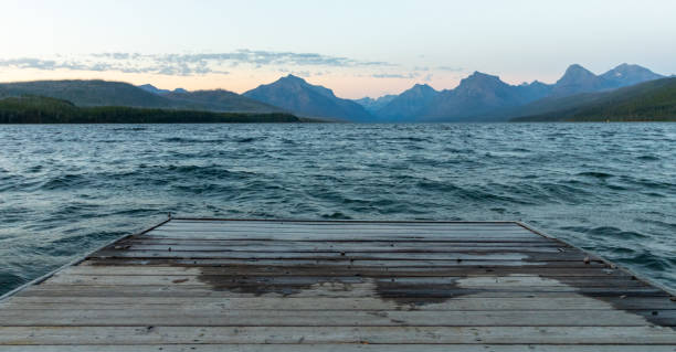 lake mcdonald at the glacier national park, 몬태나, 미국 - usa us glacier national park mcdonald lake transportation 뉴스 사진 이미��지