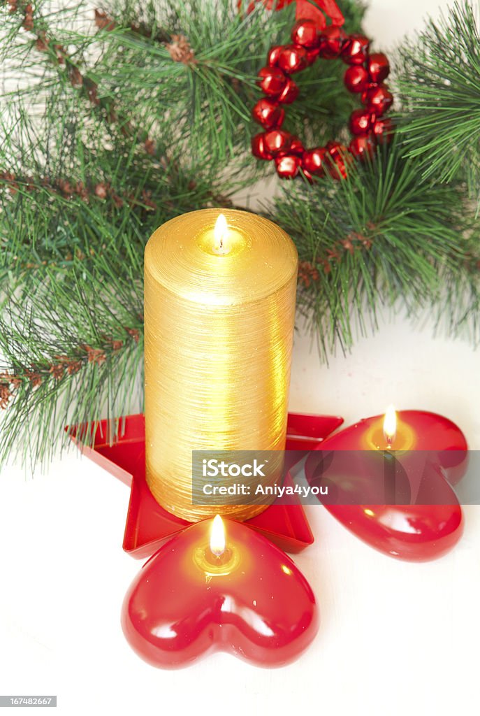 Vermelho e dourado velas com um galho de árvore-de-Natal - Foto de stock de Dourado - Descrição de Cor royalty-free