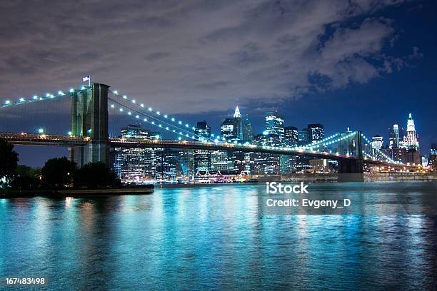 Puente De Brooklyn Por La Noche Foto de stock y más banco de imágenes de Agua - Agua, Aire libre, Anochecer