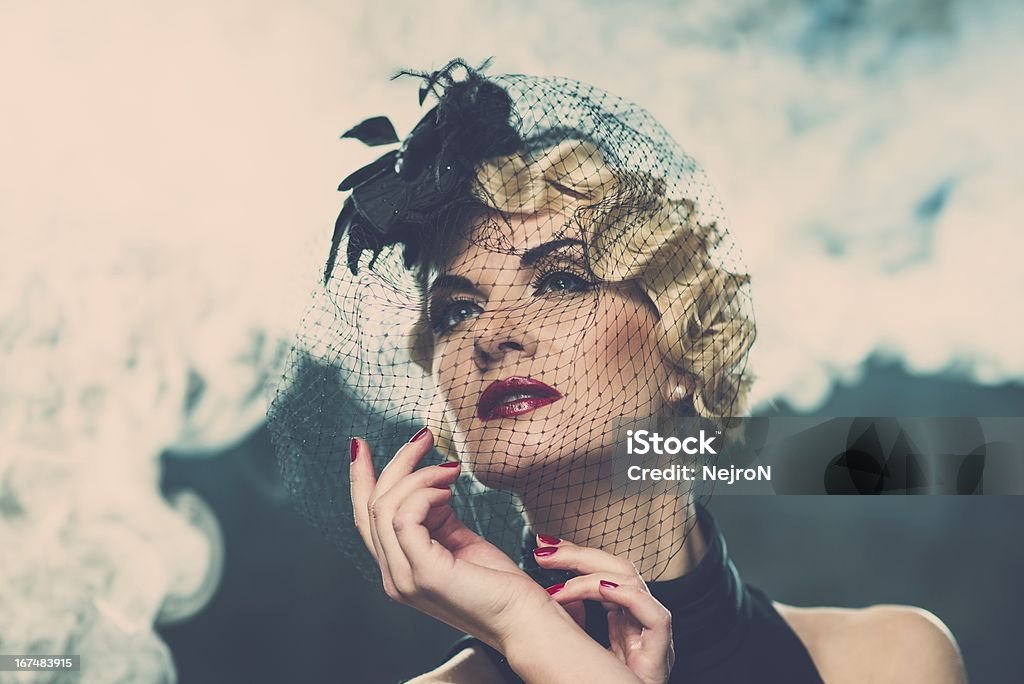 Elegant Blondes retro Frau mit Hut mit Schleier little - Lizenzfrei Attraktive Frau Stock-Foto