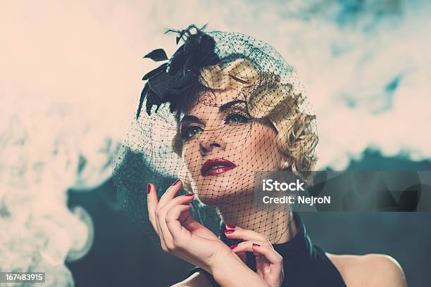 Elegante Mulher Retro Loiro Vestindo Chapéu Com Véu Pouco - Fotografias de stock e mais imagens de Adulto