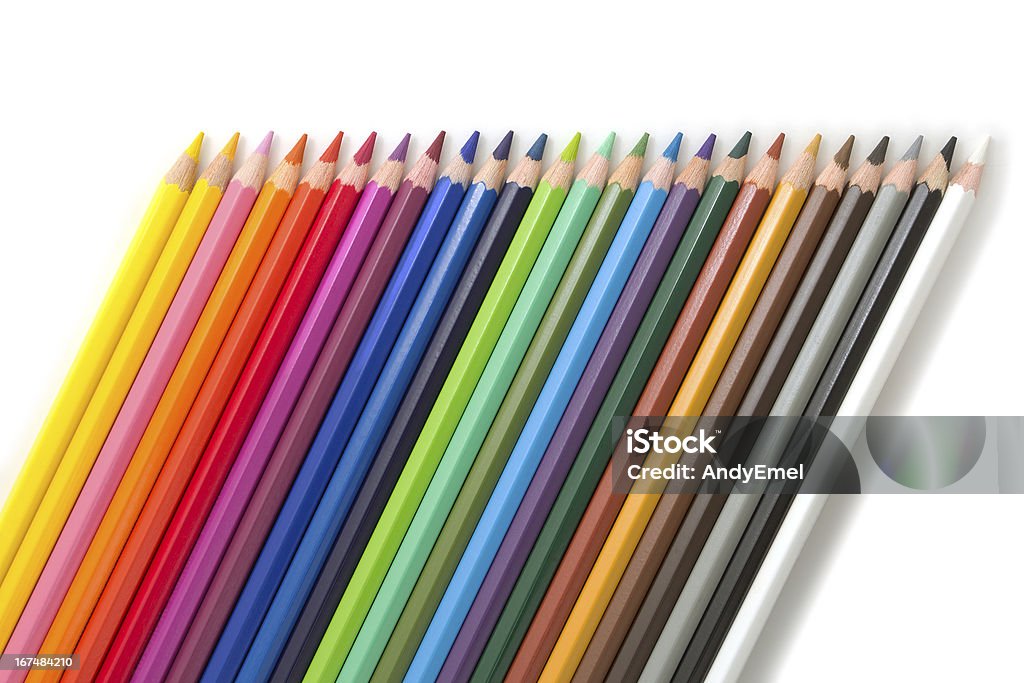 Lápices de color de inclinación sobre blanco - Foto de stock de Afilado libre de derechos