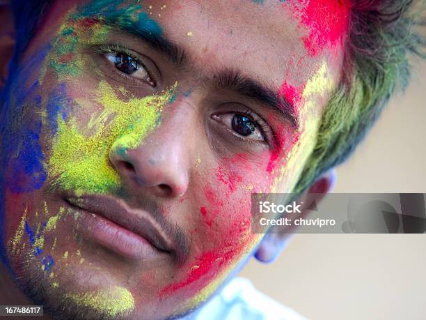 Gioiosa Holi - Fotografie stock e altre immagini di Adulto - Adulto, Allegro, Ambientazione esterna