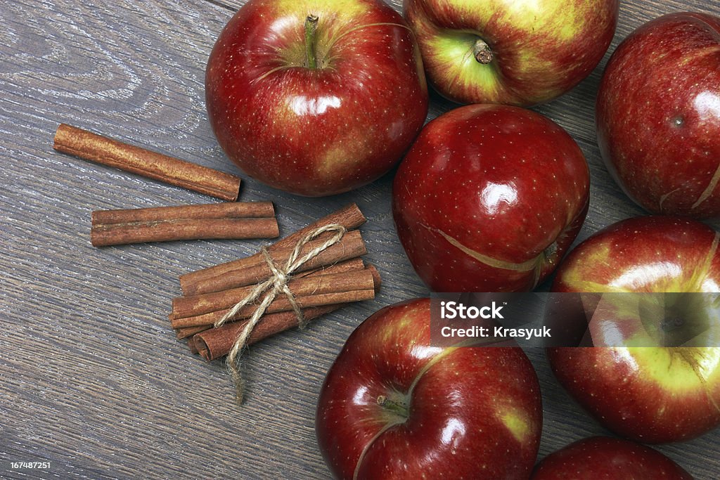 Vermelhas de maçã com canela - Foto de stock de Amontoamento royalty-free