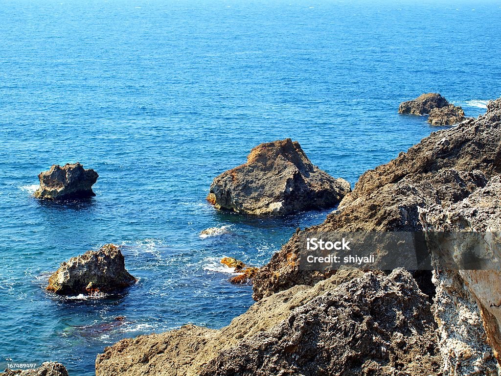 Côte déchirée avec Rocks - Photo de Abrupt libre de droits