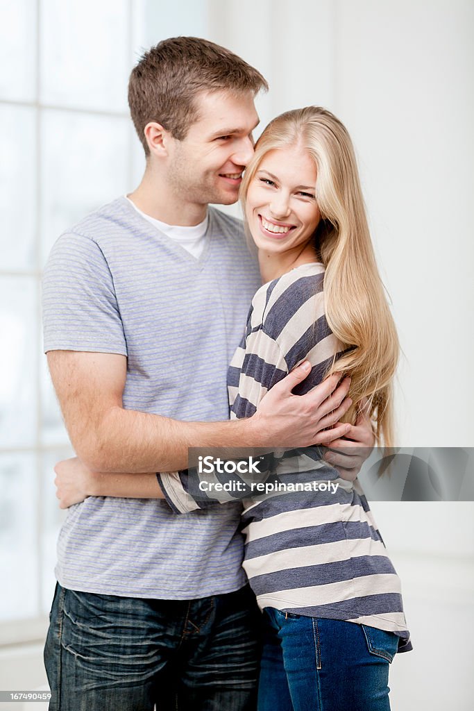 행복한 젊은 백인종 커플입니다 껴안기 실내 - 로열티 프리 20-24세 스톡 사진