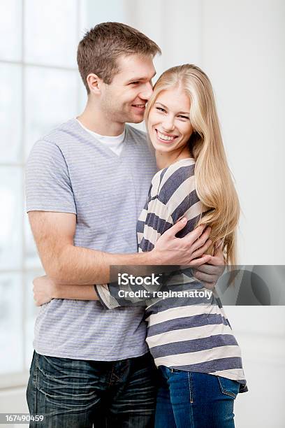 행복한 젊은 백인종 커플입니다 껴안기 실내 20-24세에 대한 스톡 사진 및 기타 이미지 - 20-24세, 2명, 가정의 방