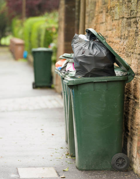 ビンコレクションの日 - garbage can garbage overflowing full ストックフォトと画像