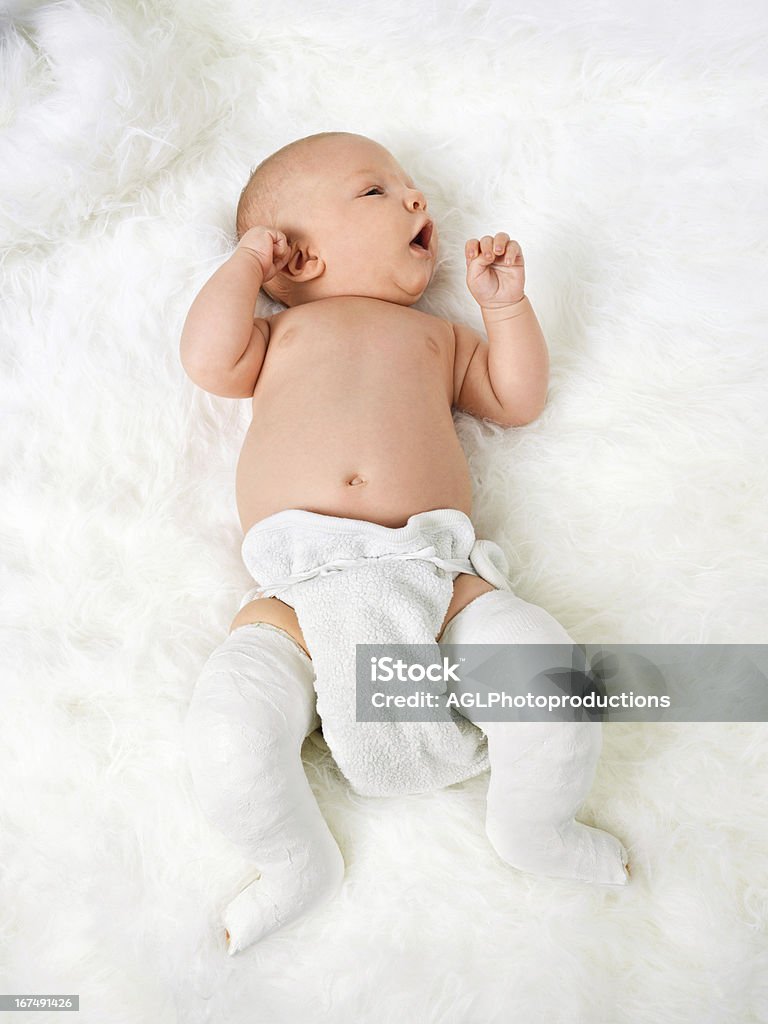 Nouveau-né bébé garçon avec des jambes enveloppé dans le Bandage - Photo de 0-11 mois libre de droits